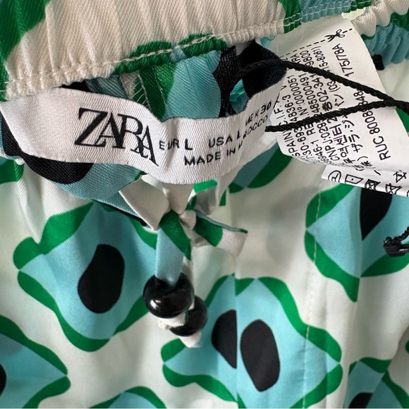 Zara Cropped Geometric Patterned Wide Leg Cropped Pants in Blue, Green and Black - Picture 5 of 5